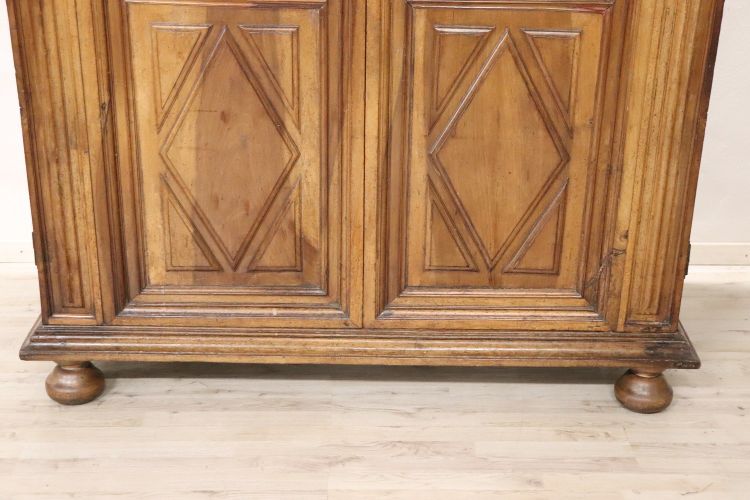 Seltener hölzerner antiker Kleiderschrank