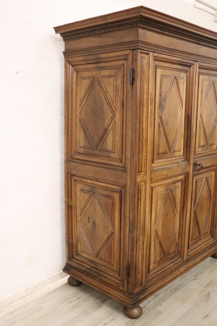 Seltener hölzerner antiker Kleiderschrank