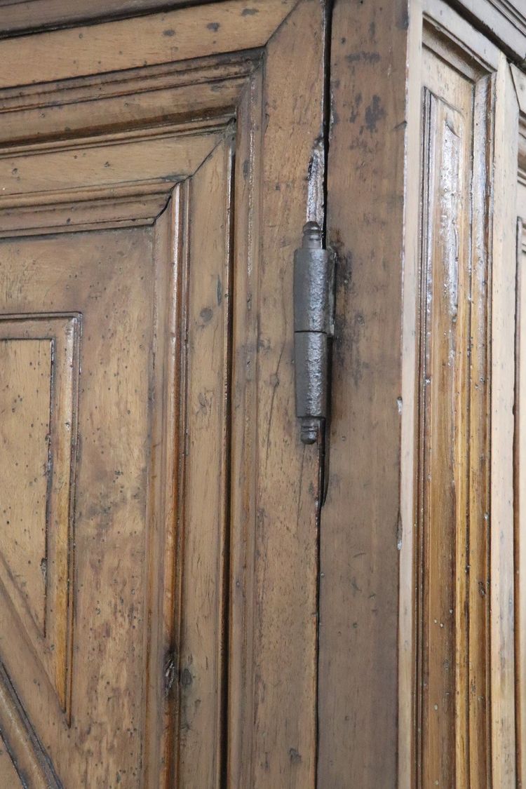 Seltener hölzerner antiker Kleiderschrank