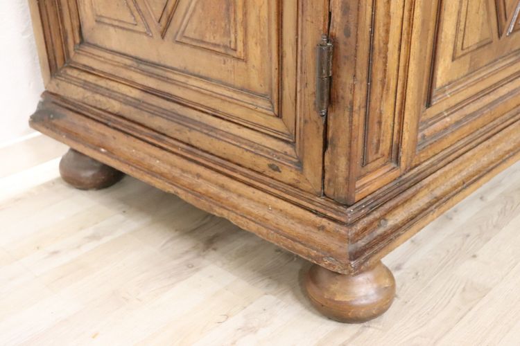 Seltener hölzerner antiker Kleiderschrank