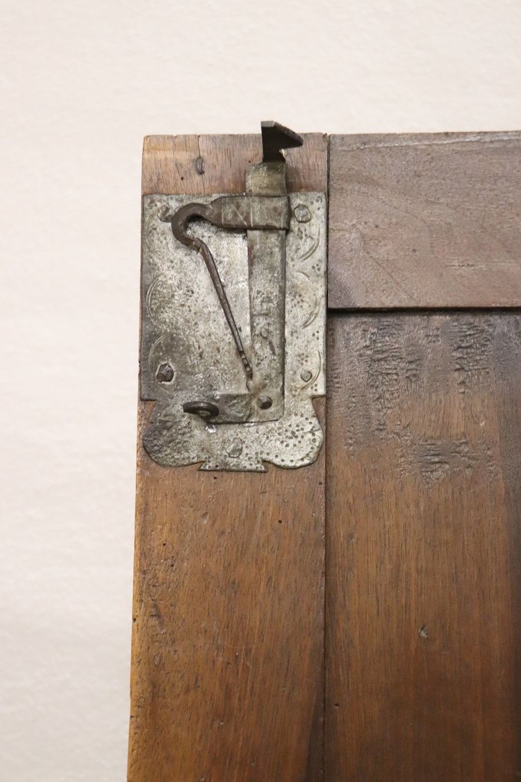 Seltener hölzerner antiker Kleiderschrank