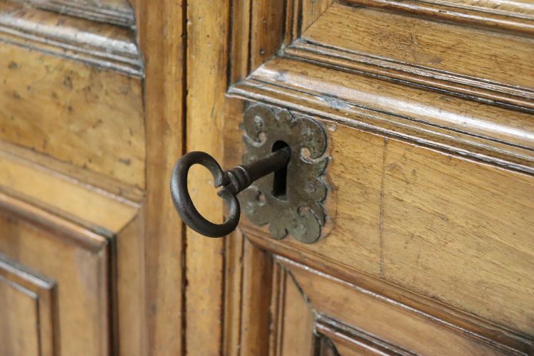 Seltener hölzerner antiker Kleiderschrank