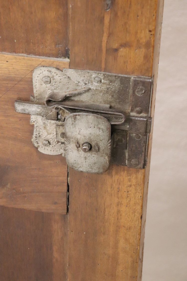Seltener hölzerner antiker Kleiderschrank