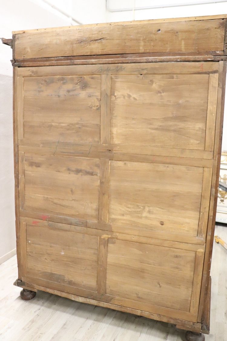 Seltener hölzerner antiker Kleiderschrank