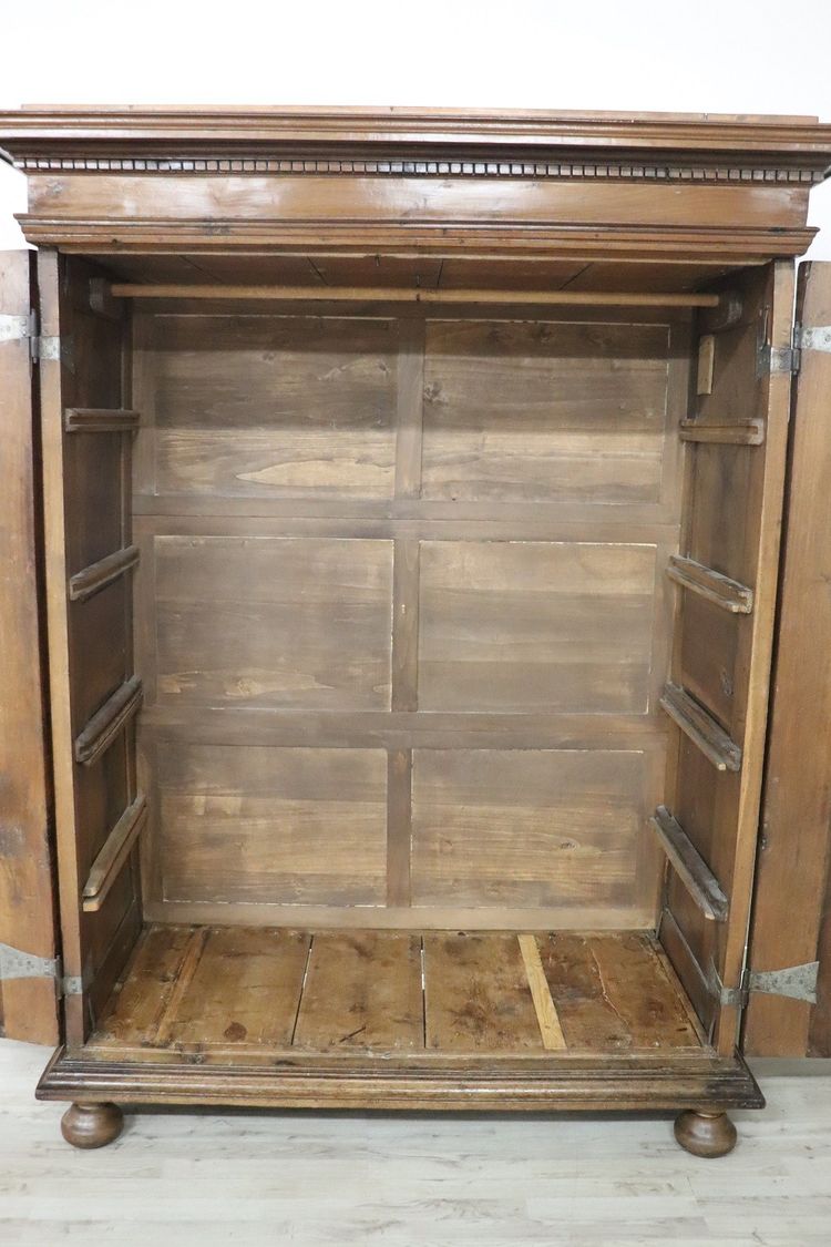 Seltener hölzerner antiker Kleiderschrank