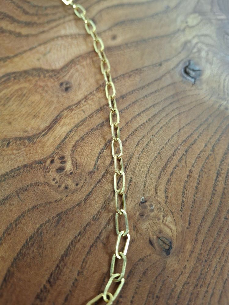 Halskette aus gelbgoldener Büroklammerkette