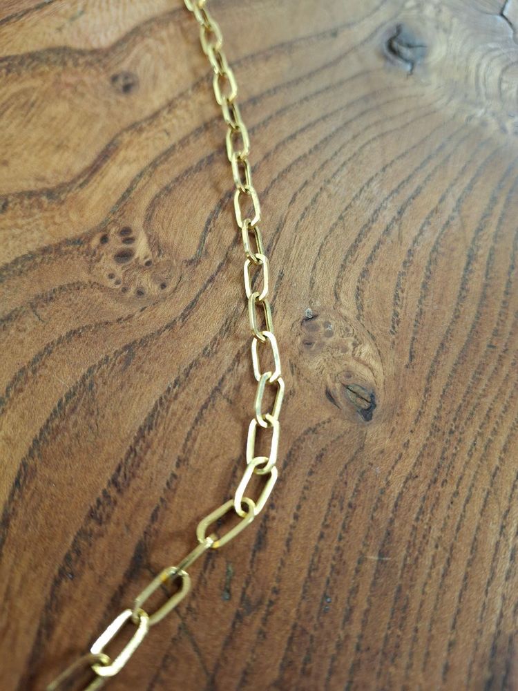 Halskette aus gelbgoldener Büroklammerkette