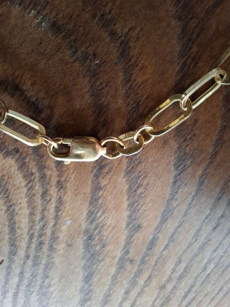 Halskette aus gelbgoldener Büroklammerkette