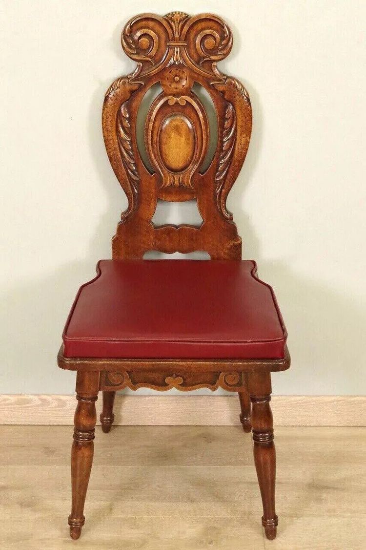 Set of 6 Italian Renaissance style chairs in finely carved solid walnut