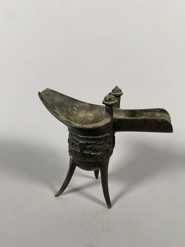 Coupe bronze tripode "Jue" Chine époque Ming (1368 - 1644)