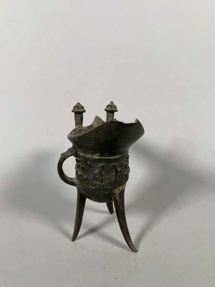 Coupe bronze tripode "Jue" Chine époque Ming (1368 - 1644)