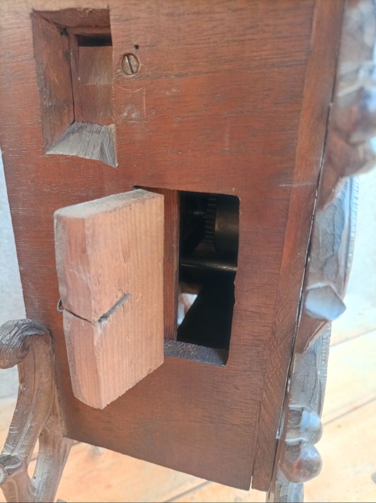 Pendule Coucou Forêt Noire en bois sculpté