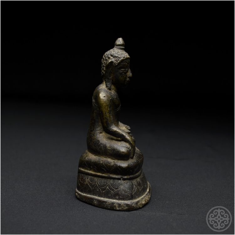 Birmania, XIX secolo, Rappresentazione in bronzo del Buddha Shakyamuni con patina marrone