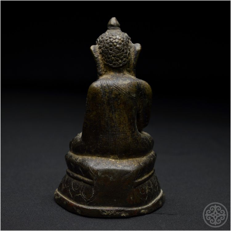 Birmania, XIX secolo, Rappresentazione in bronzo del Buddha Shakyamuni con patina marrone