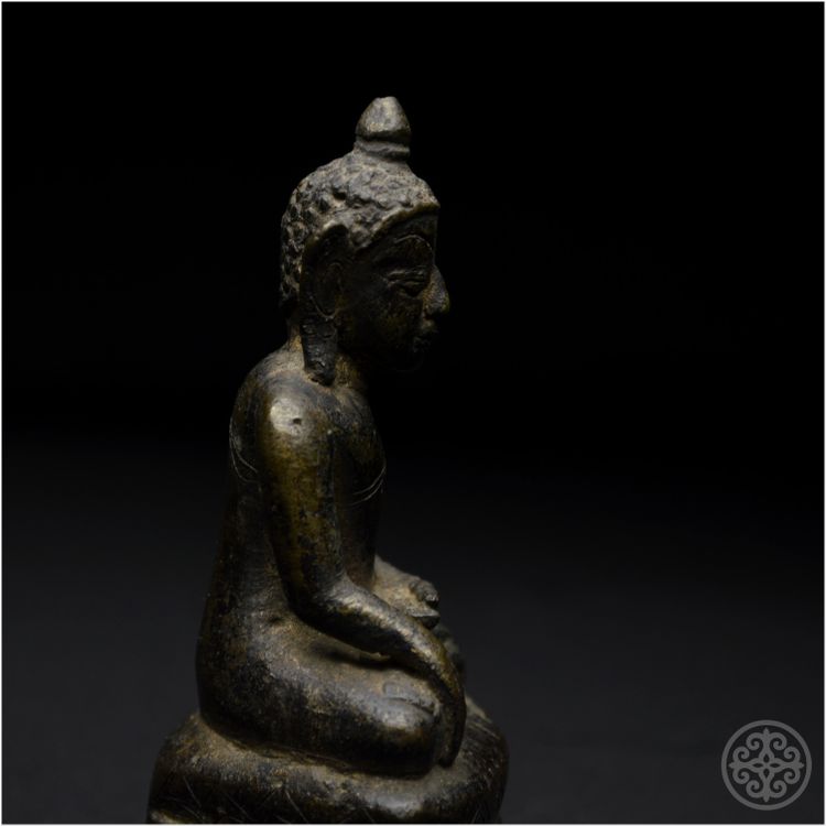 Birmania, XIX secolo, Rappresentazione in bronzo del Buddha Shakyamuni con patina marrone
