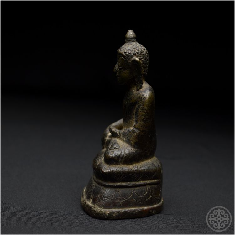 Birmania, XIX secolo, Rappresentazione in bronzo del Buddha Shakyamuni con patina marrone