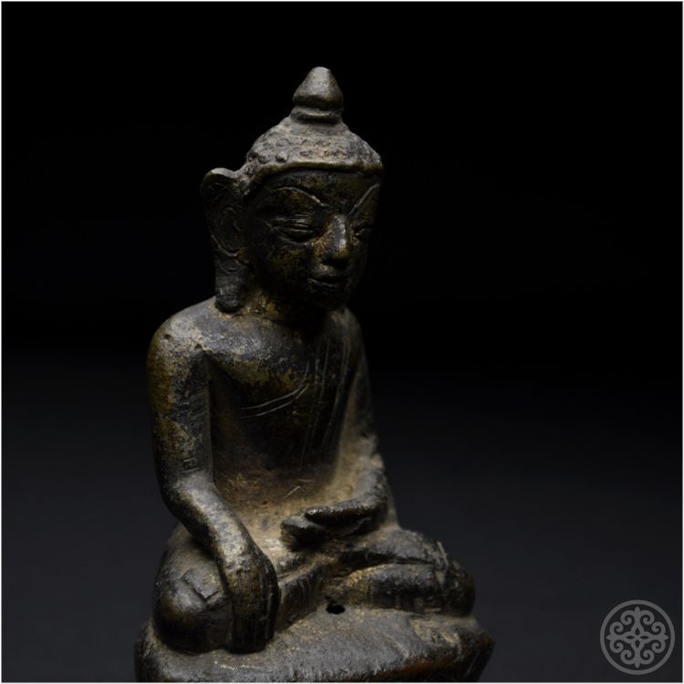 Birmania, XIX secolo, Rappresentazione in bronzo del Buddha Shakyamuni con patina marrone