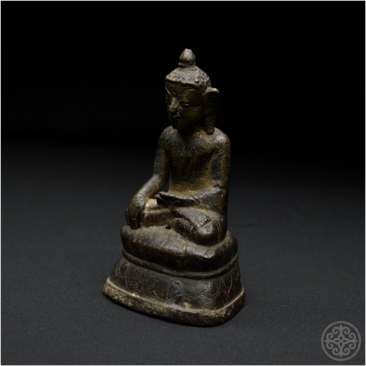 Birmania, XIX secolo, Rappresentazione in bronzo del Buddha Shakyamuni con patina marrone