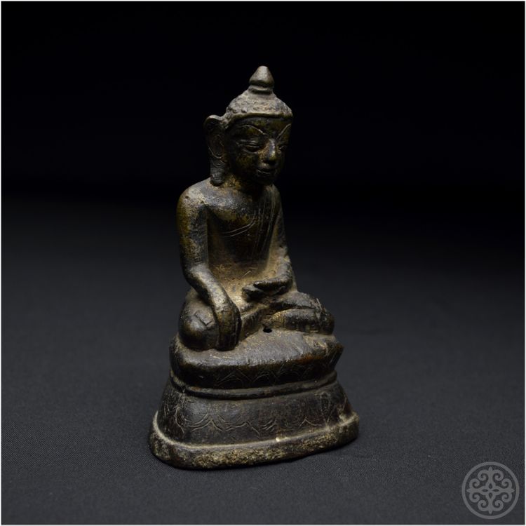 Birmania, XIX secolo, Rappresentazione in bronzo del Buddha Shakyamuni con patina marrone