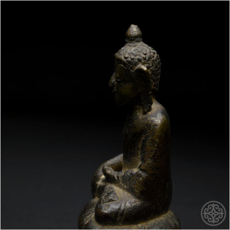 Birmania, XIX secolo, Rappresentazione in bronzo del Buddha Shakyamuni con patina marrone
