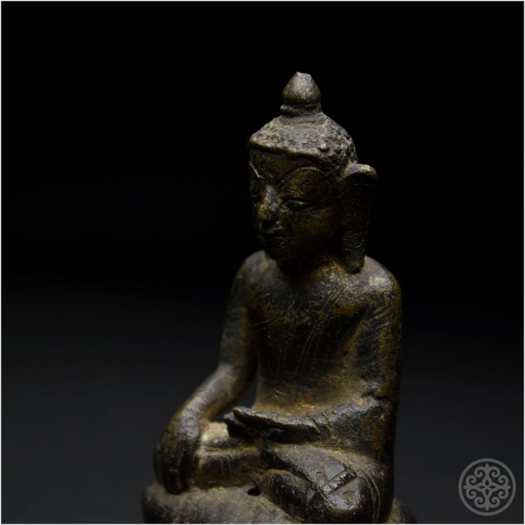 Birmania, XIX secolo, Rappresentazione in bronzo del Buddha Shakyamuni con patina marrone