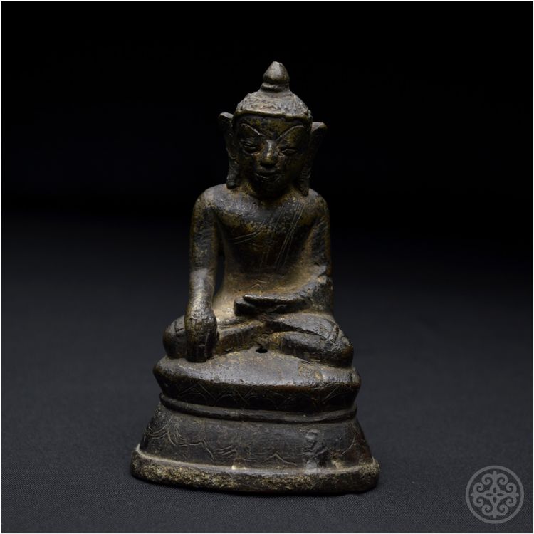 Birmania, XIX secolo, Rappresentazione in bronzo del Buddha Shakyamuni con patina marrone