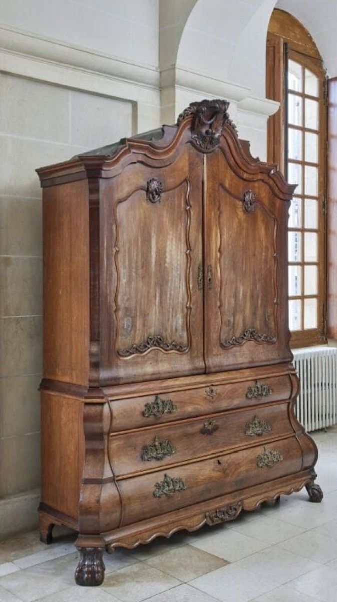 Impressive two-part Dutch mahogany buffet, 18th century
