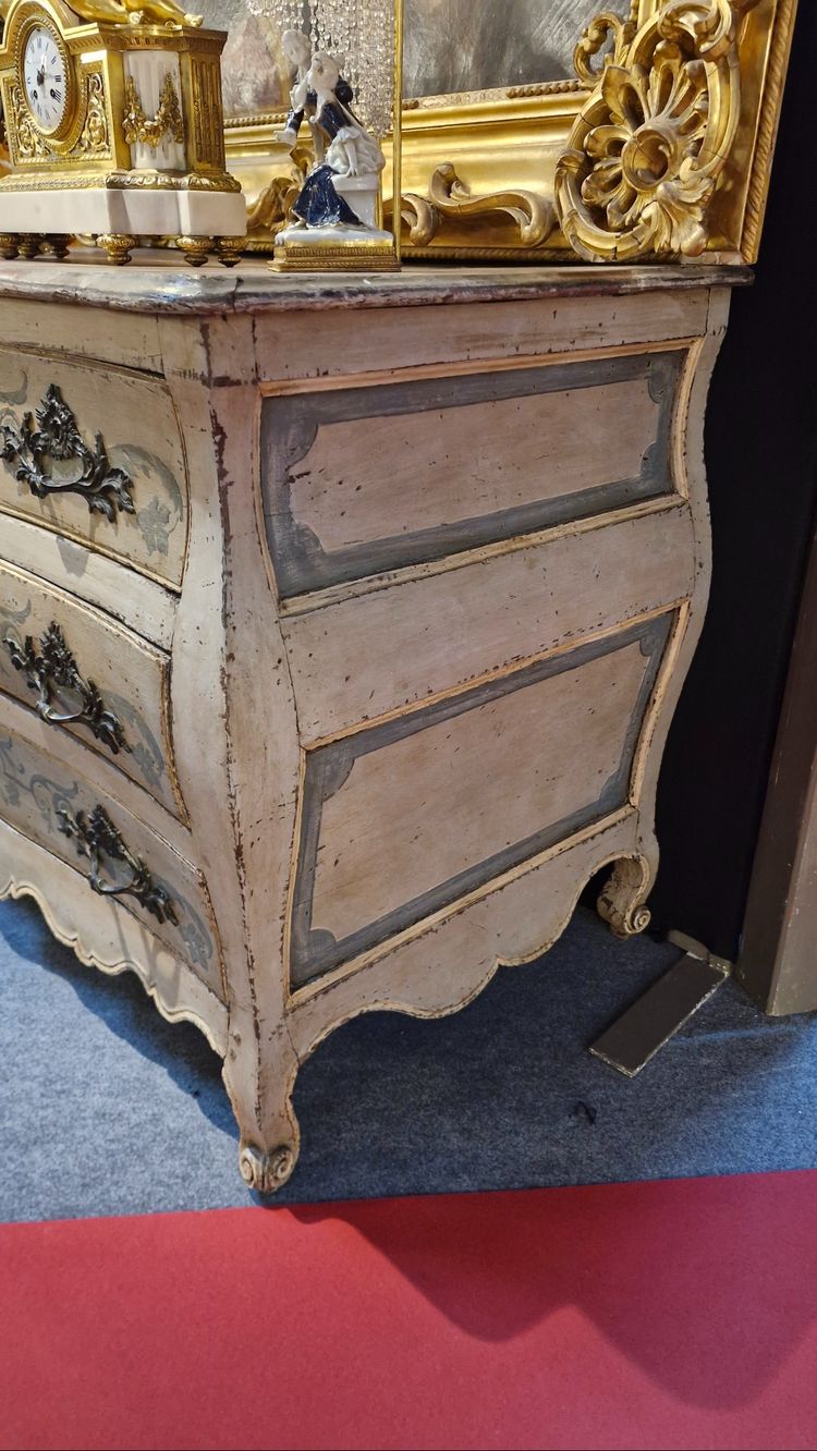 Kommode aus der Zeit Ludwigs XV. mit Patina