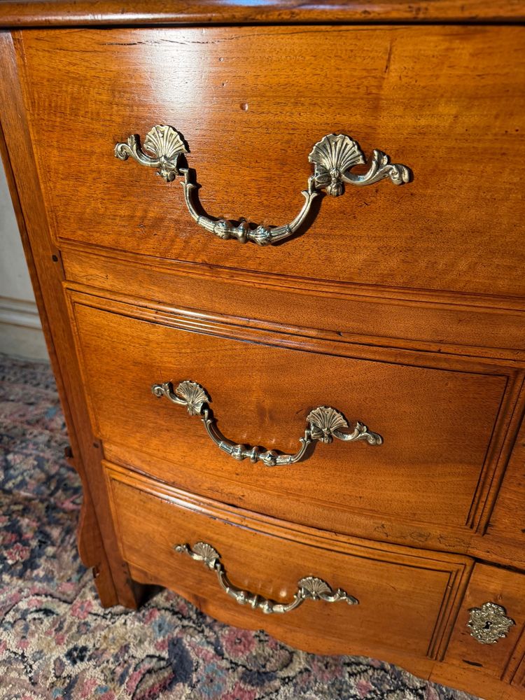 Commode mazarine en noyer début 18 eme 