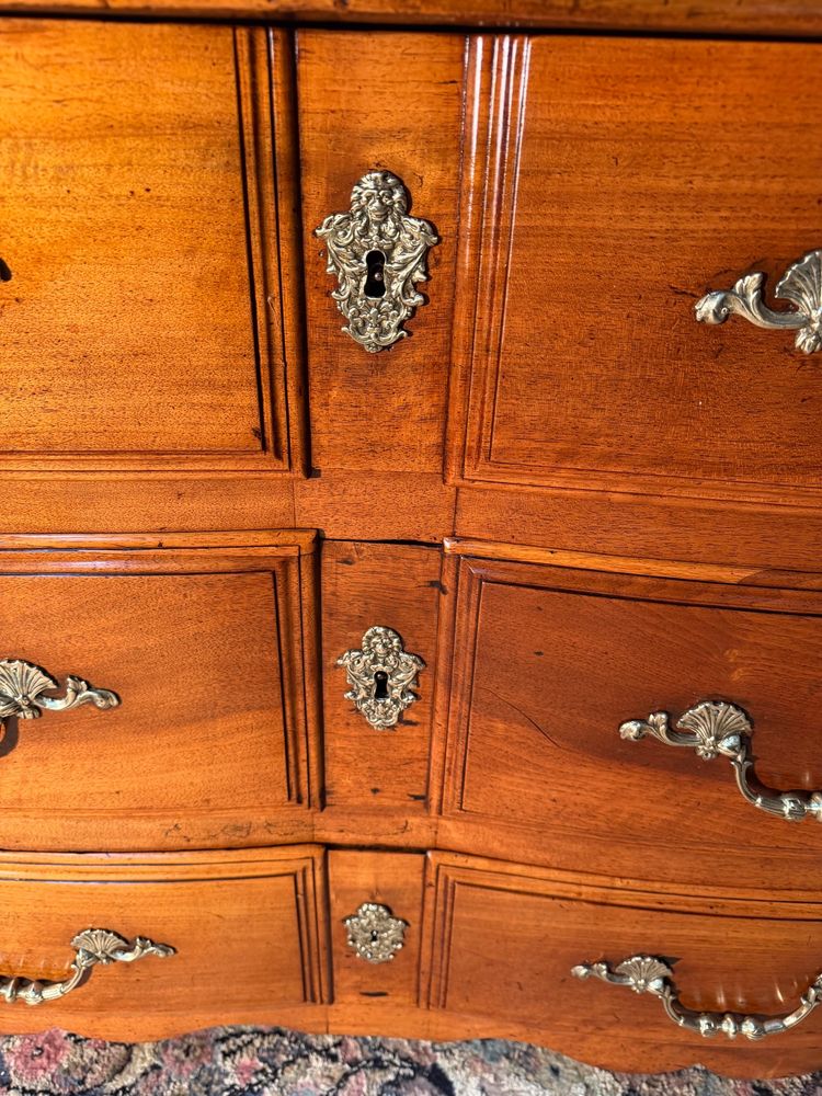 Commode mazarine en noyer début 18 eme 