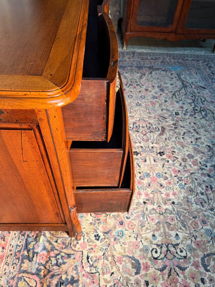 Commode mazarine en noyer début 18 eme 