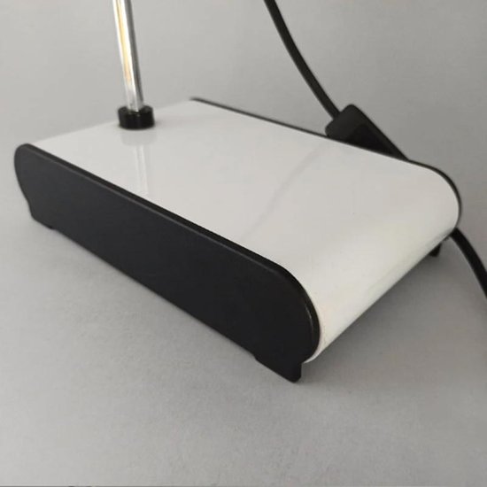 1970 Superbe conception originale de lampe de table blanche vintage par Veneta Lumi. Fabriqué en Italie