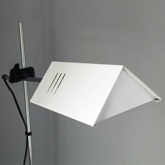 1970 Superbe conception originale de lampe de table blanche vintage par Veneta Lumi. Fabriqué en Italie