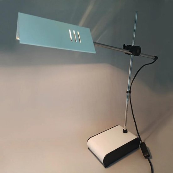 1970 Superbe conception originale de lampe de table blanche vintage par Veneta Lumi. Fabriqué en Italie