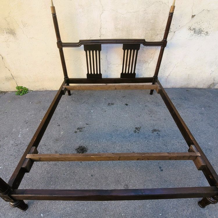 Grande letto in noce, inizio XIX secolo