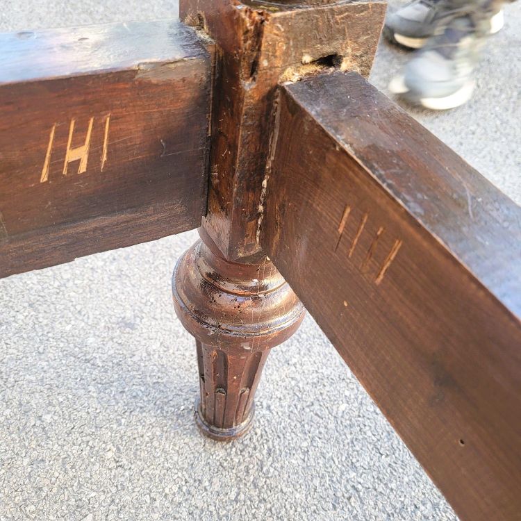Grande letto in noce, inizio XIX secolo