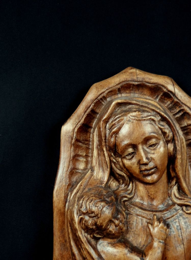 Scultura da parete Vergine con Bambino in legno di quercia, stile Art Déco, anni '80
