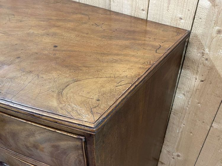 Cassettiera vittoriana in mogano del XIX secolo