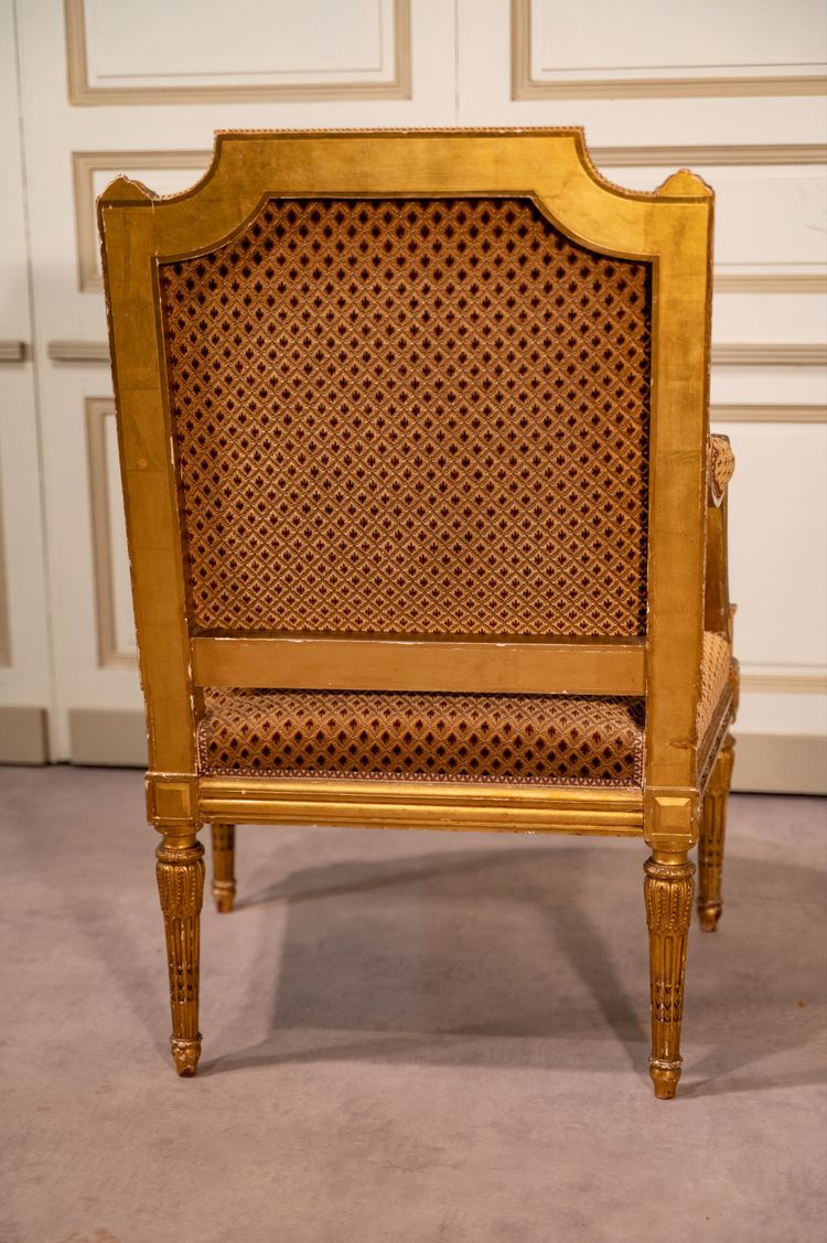 Paire de fauteuils en bois doré de style Louis XVI