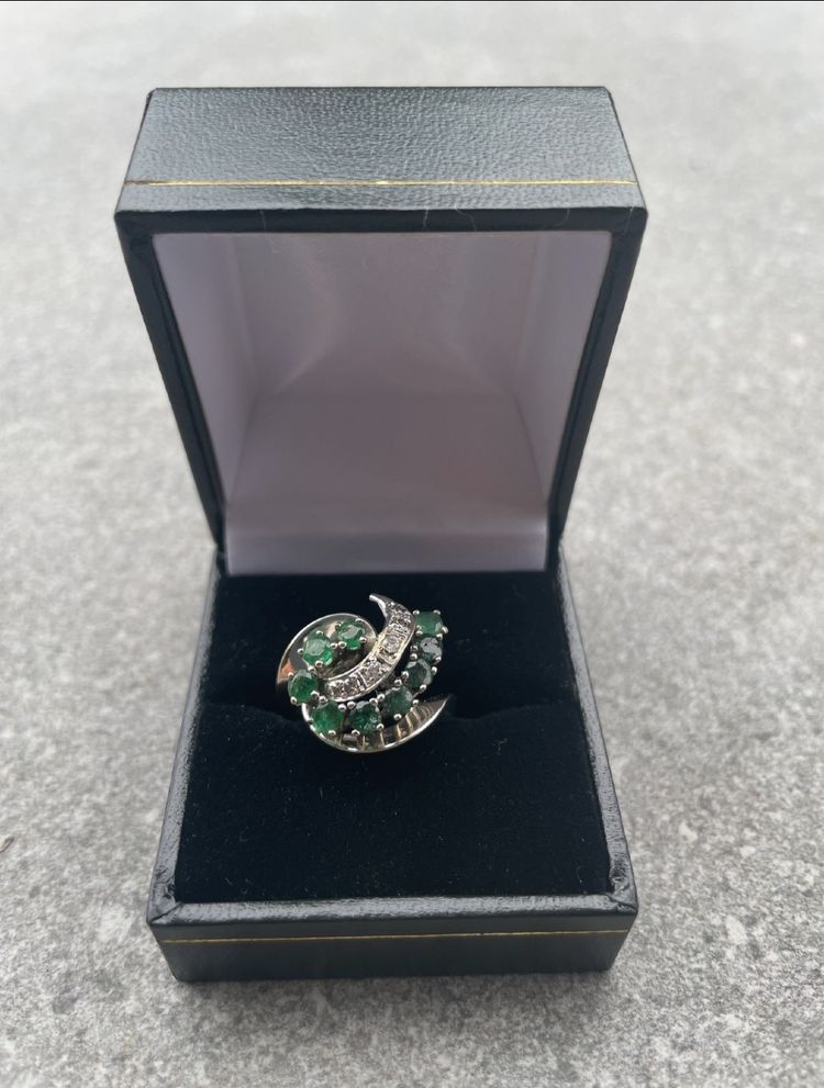 Anello con smeraldo e diamanti in oro bianco, circa 1960