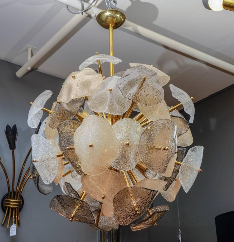Kronleuchter Sphere aus Messing mit Blättern aus Muranoglas