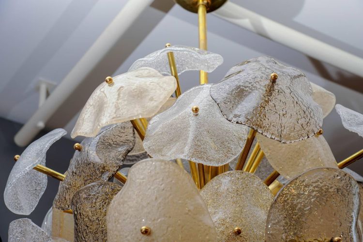 Kronleuchter Sphere aus Messing mit Blättern aus Muranoglas