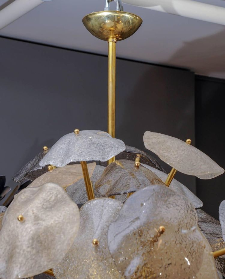 Kronleuchter Sphere aus Messing mit Blättern aus Muranoglas