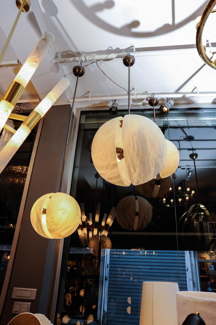 Ensemble de trois suspensions en laiton et en albâtre en forme de demi-sphères par Glustin Luminaires