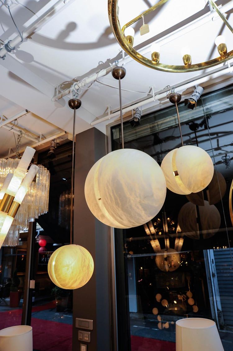 Ensemble de trois suspensions en laiton et en albâtre en forme de demi-sphères par Glustin Luminaires