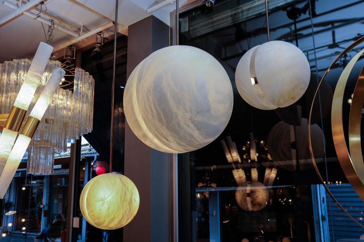 Ensemble de trois suspensions en laiton et en albâtre en forme de demi-sphères par Glustin Luminaires