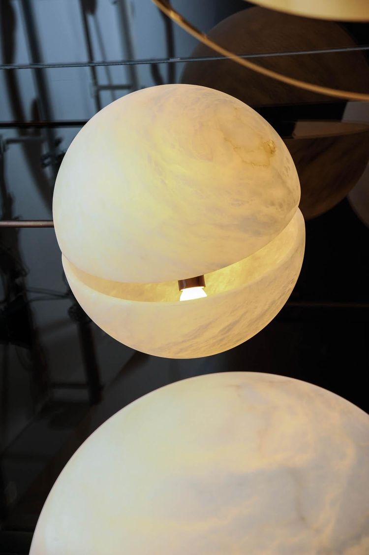 Ensemble de trois suspensions en laiton et en albâtre en forme de demi-sphères par Glustin Luminaires
