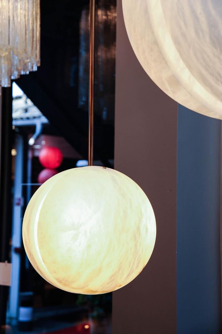 Ensemble de trois suspensions en laiton et en albâtre en forme de demi-sphères par Glustin Luminaires