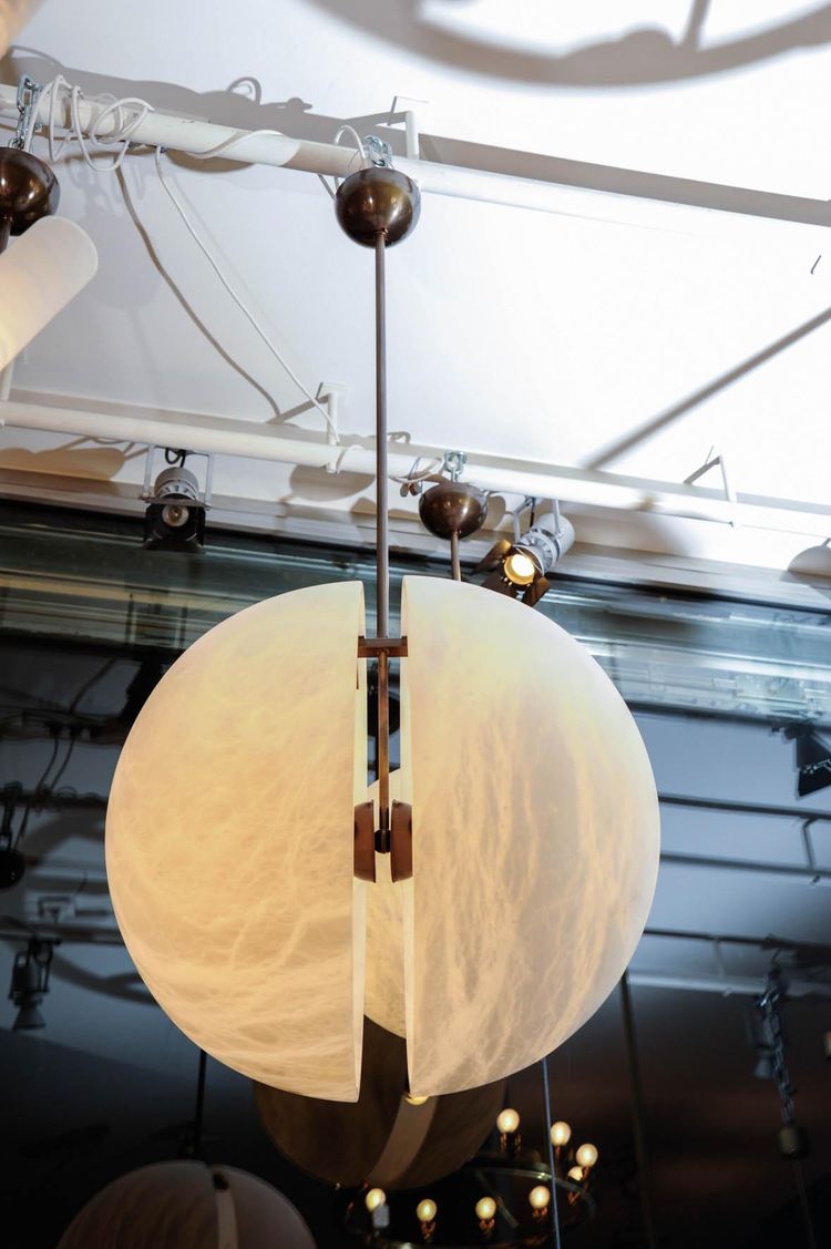 Ensemble de trois suspensions en laiton et en albâtre en forme de demi-sphères par Glustin Luminaires