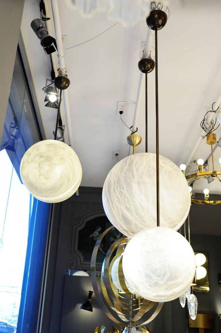 Ensemble de trois suspensions en laiton et en albâtre en forme de demi-sphères par Glustin Luminaires